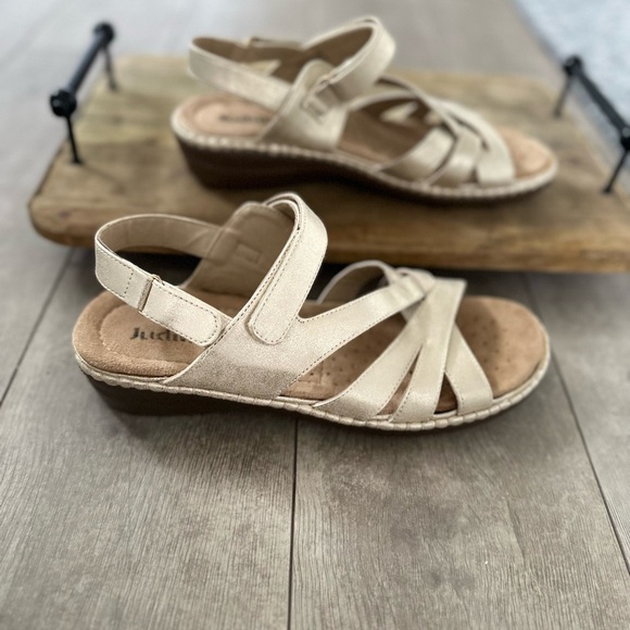 Judith REID Metallic Gold Strappy Sandals Comfort Metallic Golden sz 9 Hook Loop - Picture 11 of 16